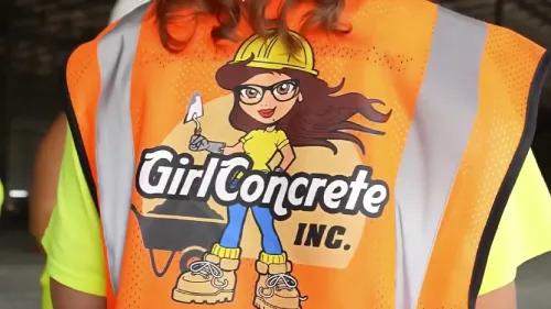 Girl Concrete, đội ngũ doanh nghiệp do phụ nữ làm chủ, đang tham gia vào dự án xây dựng tại khu Bellwether District, Philadelphia.