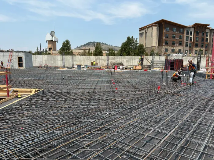 Ya se han colocado las barras de acero para los trabajos de la cubierta de hormigón en Waterview Residences