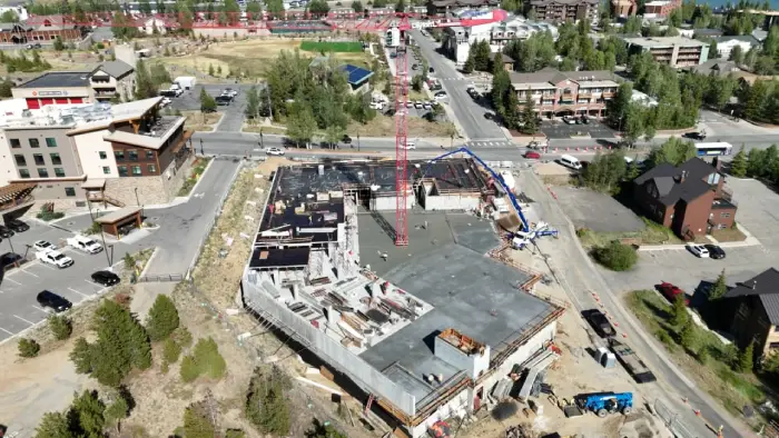 Vista aérea de la obra de Waterview Residences en Dillon, Colorado